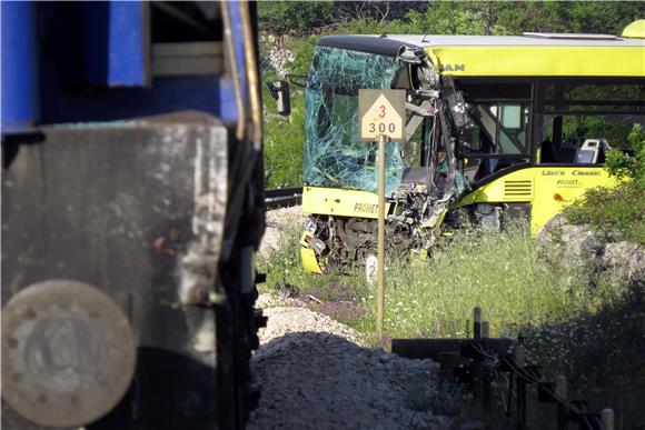 U sudaru vlaka i autobusa ozlijeđeno nekoliko osoba                                                                                                                                                                                             