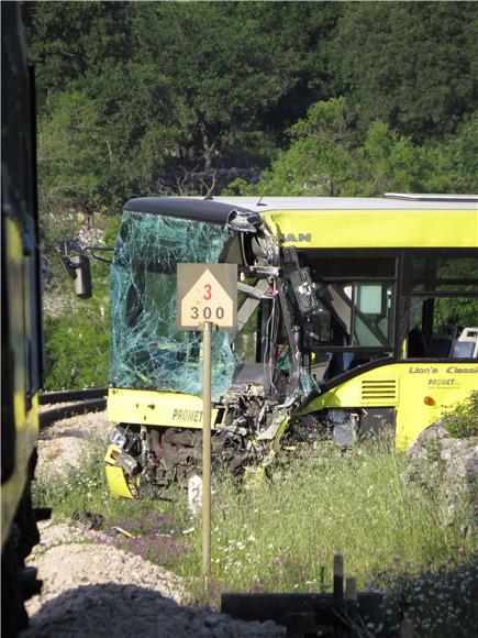 U sudaru vlaka i autobusa ozlijeđeno nekoliko osoba                                                                                                                                                                                             