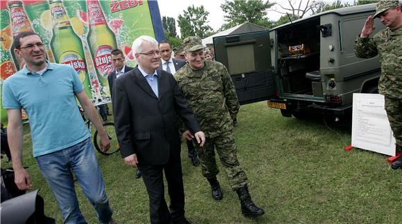 Predsjednik Josipović obišao taktičko-tehnički zbor opreme i naoružanja na Jarunu                                                                                                                                                               