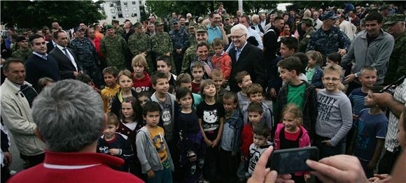 Predsjednik Josipović obišao taktičko-tehnički zbor opreme i naoružanja na Jarunu                                                                                                                                                               