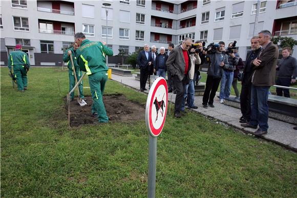 Bandić na početku radova dječjeg igrališta u Bužanovoj                                                                                                                                                                                          