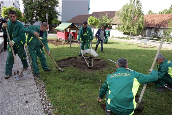 Bandić na početku radova dječjeg igrališta u Bužanovoj                                                                                                                                                                                          