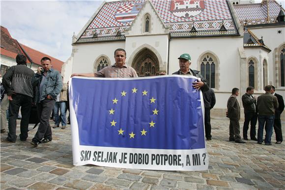 Seljaci prosvjeduju pred Vladom tražeći susret s premijerom i ministrima                                                                                                                                                                        