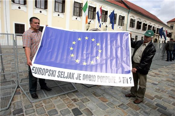 Seljaci prosvjeduju pred Vladom tražeći susret s premijerom i ministrima                                                                                                                                                                        