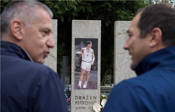 Igor Štimac i reprezentativci položili su vijenac na grob Dražena Petrovića                                                                                                                                                                     