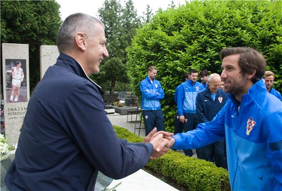 Igor Štimac i reprezentativci položili su vijenac na grob Dražena Petrovića                                                                                                                                                                     