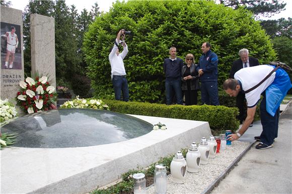 Igor Štimac i reprezentativci položili su vijenac na grob Dražena Petrovića                                                                                                                                                                     