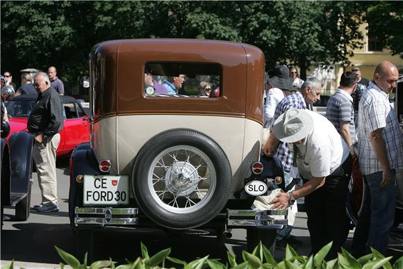 Sudionici 28. međunarodnog oldtimer relija ispred zagrebačkog HNK                                                                                                                                                                               