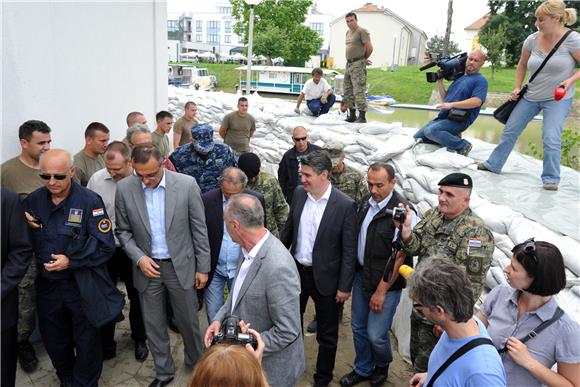 Premijer Milanović u obilasku vodenim valom ugroženih područja                                                                                                                                                                                  