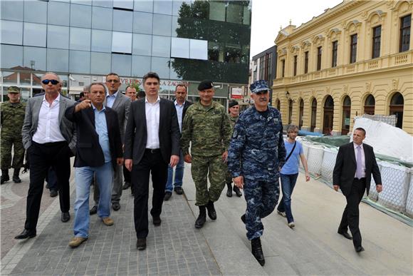 Premijer Milanović u obilasku vodenim valom ugroženih područja                                                                                                                                                                                  