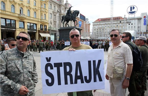 Prosvjed pirotehničara na Trgu bana Jelačića                                                                                                                                                                                                    