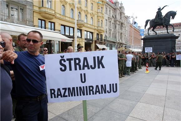 Prosvjed pirotehničara na Trgu bana Jelačića                                                                                                                                                                                                    