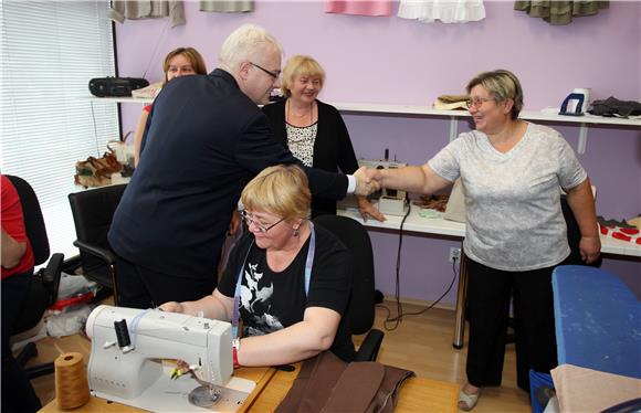 Predsjednik Josipović posjetio radnice Kamenskog u novootvorenom prostoru                                                                                                                                                                       