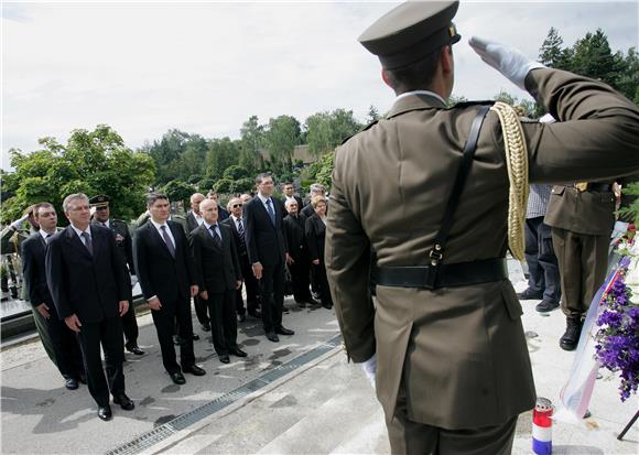 Premijer Milanović na Mirogoju odao počast poginulim braniteljima                                                                                                                                                                               