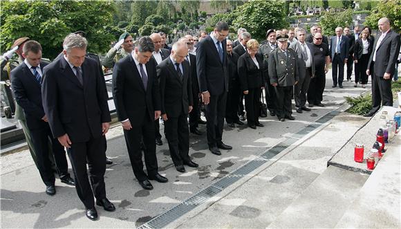 Premijer Milanović na Mirogoju odao počast poginulim braniteljima                                                                                                                                                                               