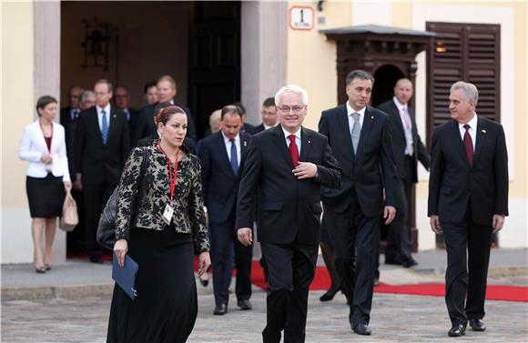 Zajednička fotografija hrvatskih dužnosnika i stranih izaslanstava                                                                                                                                                                              