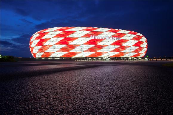 Allianz Arena u crveno-bijeloj boji                                                                                                                                                                                                             