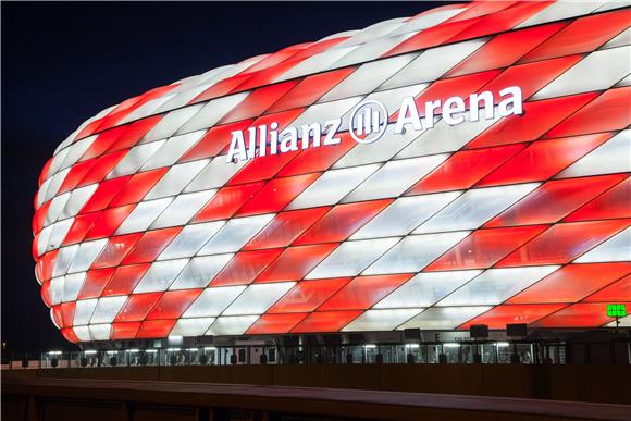 Allianz Arena u crveno-bijeloj boji                                                                                                                                                                                                             