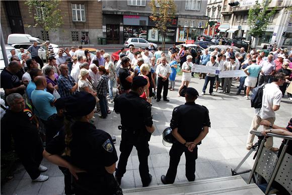 Prodavači s tržnica ispred Porezne uprave                                                                                                                                                                                                       