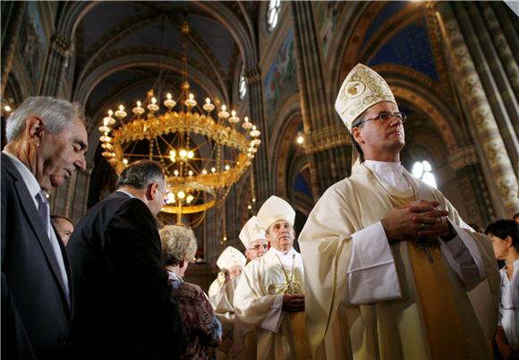 Novi đakovačko-osječki nadbiskup Đuro Hranić preuzeo nadbiskupsku službu                                                                                                                                                                        