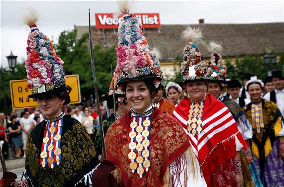 Svečani mimohod sudionika Đakovačkih vezova                                                                                                                                                                                                     