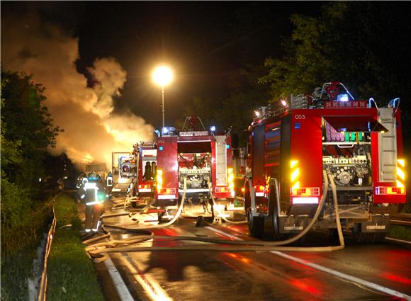 Požar zahvatio dva kamiona i osobno vozilo, vozač poginuo                                                                                                                                                                                       