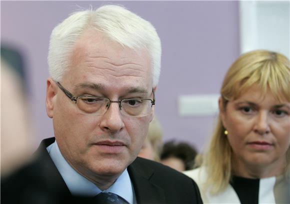 Predsjednik Josipović uručio je stroj rupičarku članicama Udruge Kamensko                                                                                                                                                                       