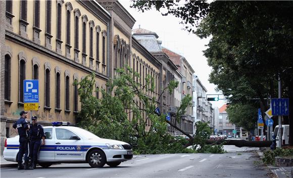 Olujni vjetar u Zagrebu srušio stablo u Klaićevoj ulici                                                                                                                                                                                         