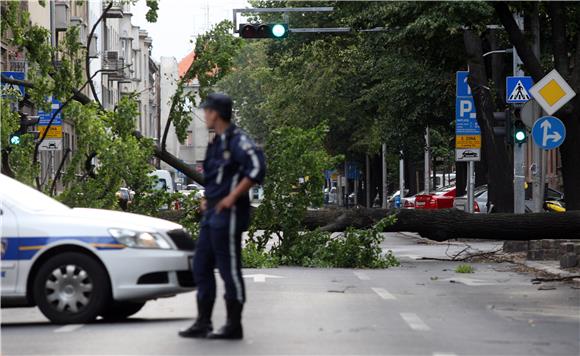 Olujni vjetar u Zagrebu srušio stablo u Klaićevoj ulici                                                                                                                                                                                         