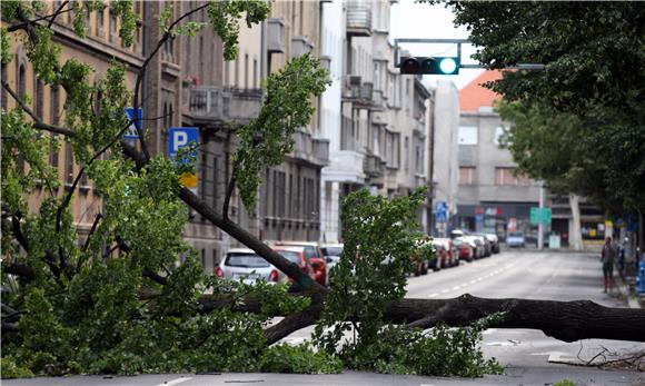 Olujni vjetar u Zagrebu srušio stablo u Klaićevoj ulici                                                                                                                                                                                         