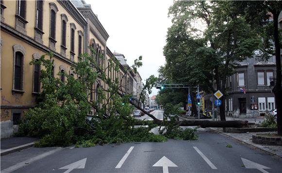 Olujni vjetar u Zagrebu srušio stablo u Klaićevoj ulici                                                                                                                                                                                         