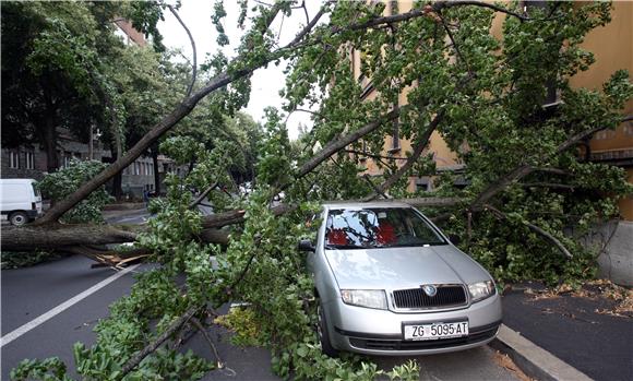 Olujni vjetar u Zagrebu srušio stablo u Klaićevoj ulici                                                                                                                                                                                         