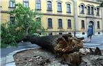 Olujni vjetar u Zagrebu srušio stablo u Klaićevoj ulici                                                                                                                                                                                         