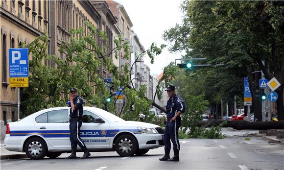 Olujni vjetar u Zagrebu srušio stablo u Klaićevoj ulici                                                                                                                                                                                         