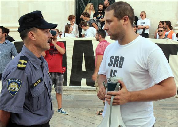 Prosvjed ispred dubrovačke Gradske vijećnice                                                                                                                                                                                                    