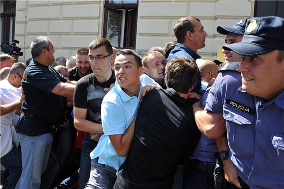 U Vukovaru ozlijeđeno četvero policajca                                                                                                                                                                                                         