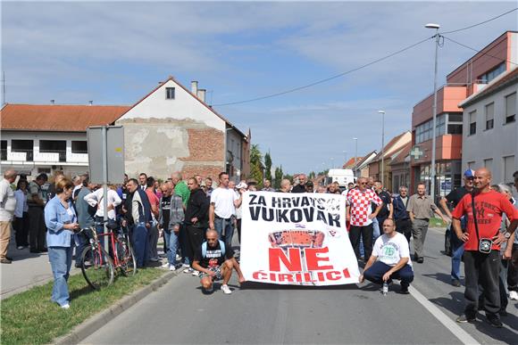 Vukovar: 300 prosvjednika okupilo se pred zgradom policije                                                                                                                                                                                      