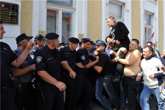 Policija: trojica prosvjednika puštena, trojica zadržana                                                                                                                                                                                        