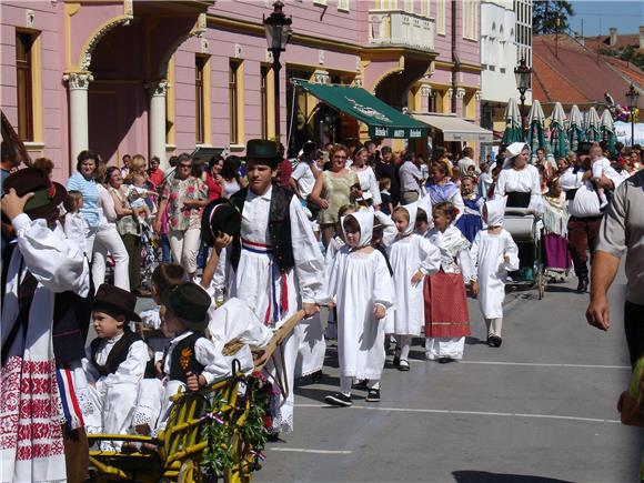 Svečani mimohod Dječjih vinkovačkih jeseni                                                                                                                                                                                                      