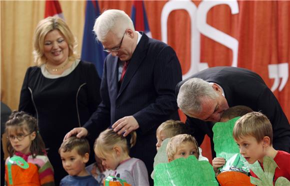 Josipović i Nikolić školarcima u Tavankutu: otvaramo novu stranicu u odnosima                                                                                                                                                                   