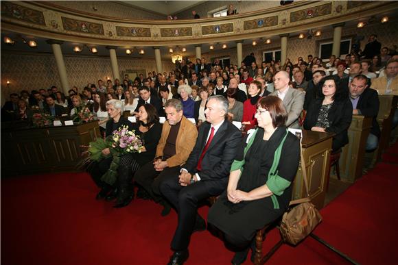 Nagrade Luka Ritz djevojkama Katji Komazec i Lamiji Belošević                                                                                                                                                                                   