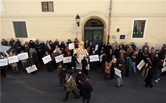 Zagreb: prosvjednici ispred Gradske skupštine tražili preimenovanje Trga maršala Tita                                                                                                                                                           