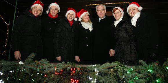 Josipović posjetio Udrugu "ADHDiJA" i "Božićnu bajku"                                                                                                                                                                                           