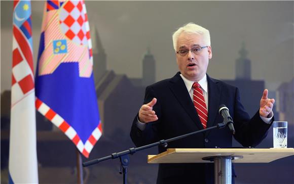 Josipović predlaže da u Ustav uđu i zajednice različite od braka                                                                                                                                                                                