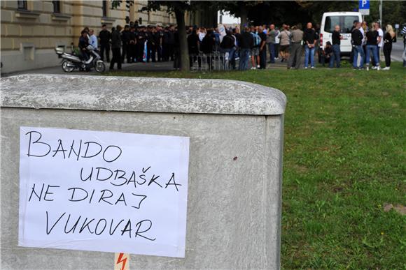 Strgnuta u međuvremenu postavljena ploča s Ureda državne uprave                                                                                                                                                                                 