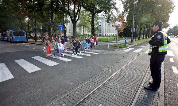 Učenici OŠ Pavleka Miškine dolaze na nastavu u Školu stranih jezika u Vodnikovoj ulici                                                                                                                                                          