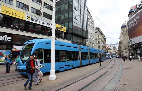 Kombi udario u tramvaj na Trgu bana Jelačića                                                                                                                                                                                                    