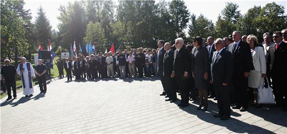 Predsjednik Josipović otkrio spomen-obilježje 'Petrinja-groblje'                                                                                                                                                                                