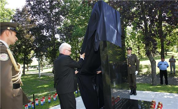 Predsjednik Josipović otkrio spomen-obilježje 'Petrinja-groblje'                                                                                                                                                                                