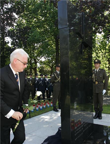 Predsjednik Josipović otkrio spomen-obilježje 'Petrinja-groblje'                                                                                                                                                                                